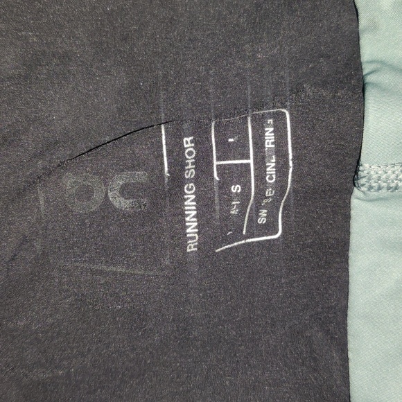 On Running 2 in 1 Shorts Size Large - Picture 4 of 6